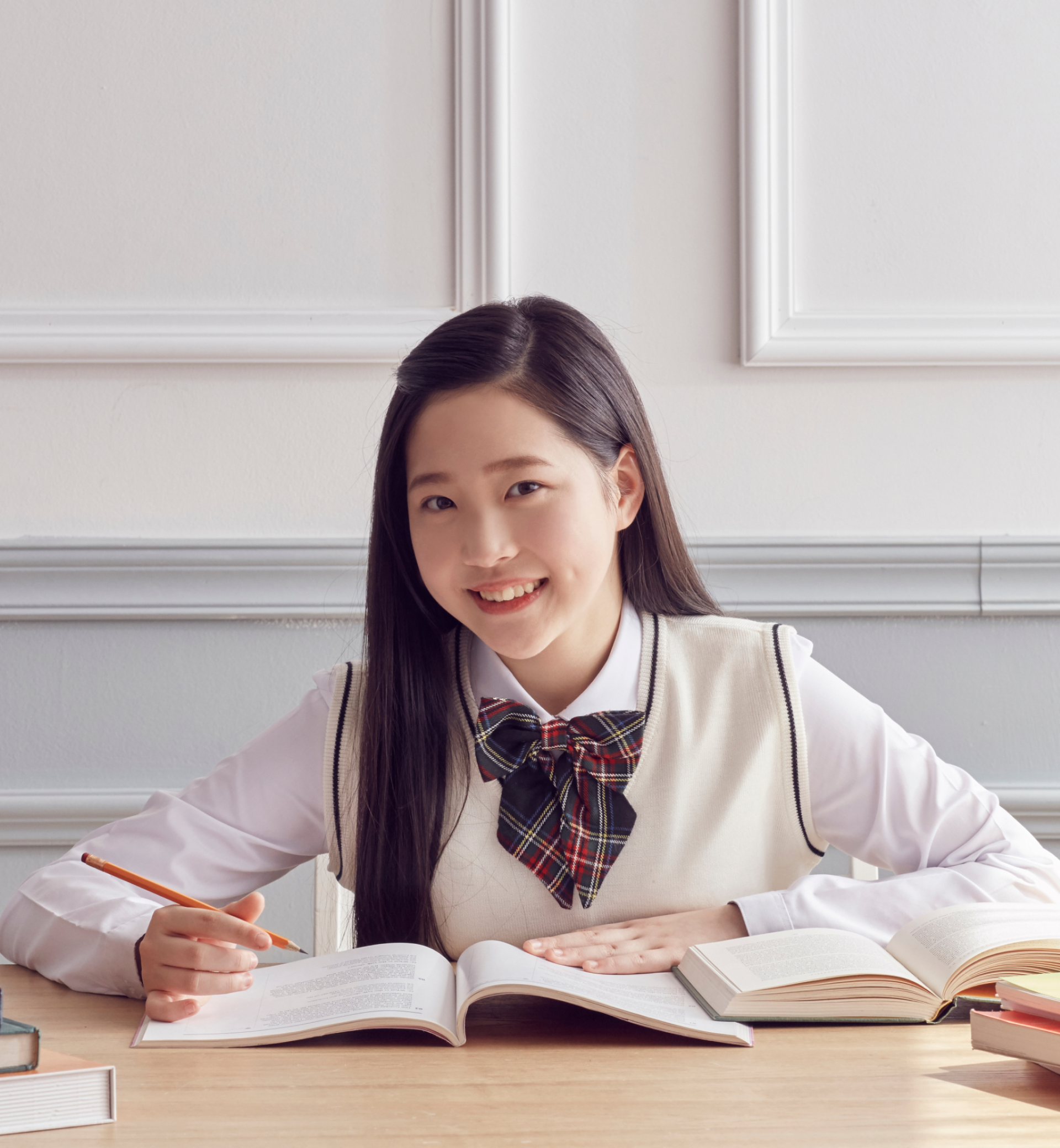 책 펼치고 공부하는 여학생